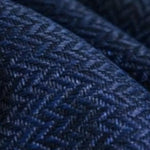 Texture en chevrons bleu foncé, détaillant un motif élégant et classique, idéal pour la mode ou la décoration intérieure. Ce design intemporel apporte sophistication et style à tout projet ou pièce.