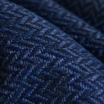Texture en chevrons bleu foncé, détaillant un motif élégant et classique, idéal pour la mode ou la décoration intérieure. Ce design intemporel apporte sophistication et style à tout projet ou pièce.
