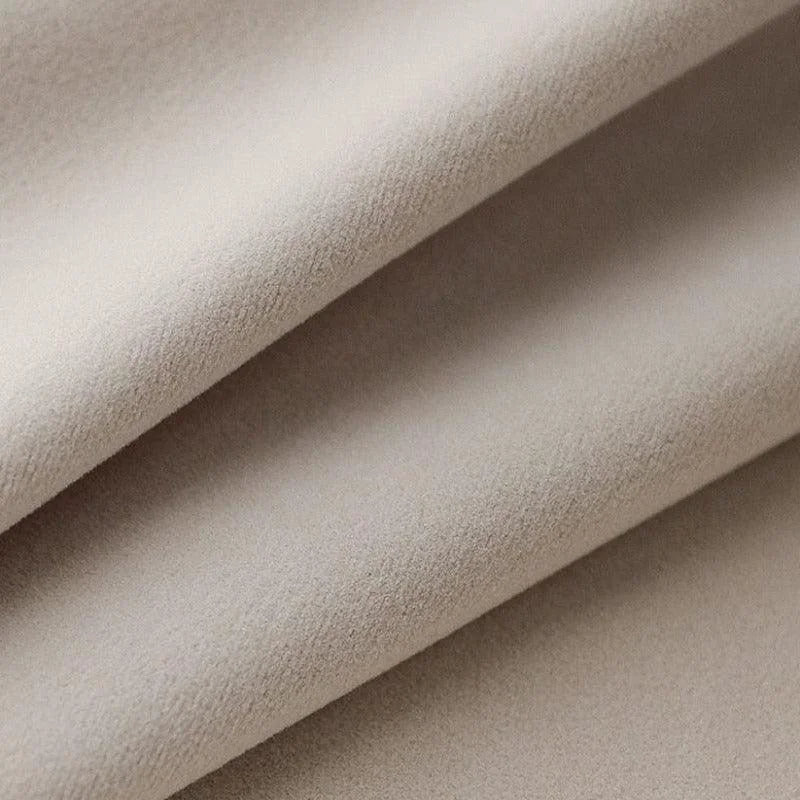 Tissu beige clair doux et élégant, idéal pour la décoration intérieure ou la confection de vêtements modernes. Conception intemporelle pour un confort optimal et une esthétique raffinée. Parfait pour donner une touche de sophistication à tout espace ou tenue.