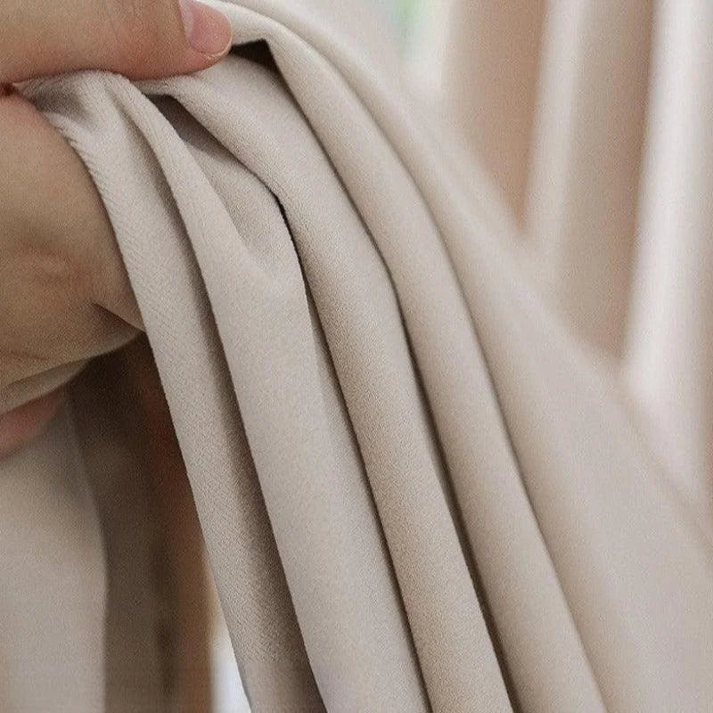 Drapé élégant couleur beige clair, idéal pour la confection de rideaux ou de vêtements légers. Texture douce et tombé naturel apportent une touche de sophistication à tout projet de décoration ou de couture. Parfait pour un intérieur moderne et épuré.