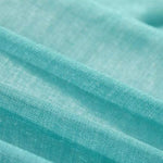Tissu bleu clair sur fond uni, idéal pour confection de vêtements légers ou décoration intérieure. Couleurs apaisantes parfaites pour l'été. Accessoire polyvalent pour projets créatifs.