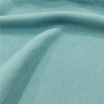 Image d'un tissu bleu pastel drapé, présentant un aspect doux et élégant. Convient parfaitement pour la création de vêtements, accessoires ou éléments de décoration intérieure. Cette teinte douce ajoute une touche de fraîcheur et de modernité à tous vos projets créatifs.