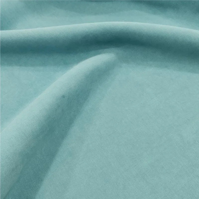 Image d'un tissu bleu pastel drapé, présentant un aspect doux et élégant. Convient parfaitement pour la création de vêtements, accessoires ou éléments de décoration intérieure. Cette teinte douce ajoute une touche de fraîcheur et de modernité à tous vos projets créatifs.