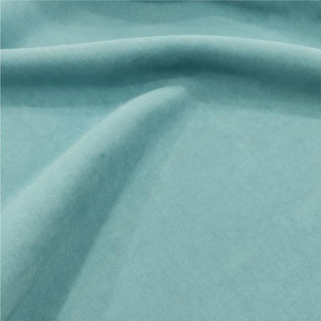 Image d'un tissu bleu pastel drapé, présentant un aspect doux et élégant. Convient parfaitement pour la création de vêtements, accessoires ou éléments de décoration intérieure. Cette teinte douce ajoute une touche de fraîcheur et de modernité à tous vos projets créatifs.
