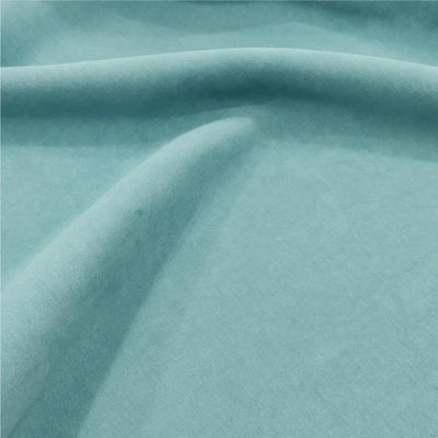 Image d'un tissu bleu pastel drapé, présentant un aspect doux et élégant. Convient parfaitement pour la création de vêtements, accessoires ou éléments de décoration intérieure. Cette teinte douce ajoute une touche de fraîcheur et de modernité à tous vos projets créatifs.