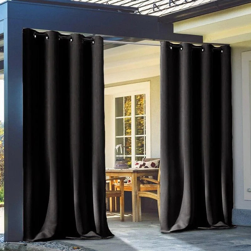 Rideaux d'extérieur noirs pour pergola, offrant une solution élégante pour la création d'espaces privés. Idéals pour les terrasses, ces rideaux opaques protègent contre le soleil et le vent, embellissant votre espace avec une touche moderne et fonctionnelle. Découvrez le moyen parfait pour aménager votre extérieur avec style et confort.