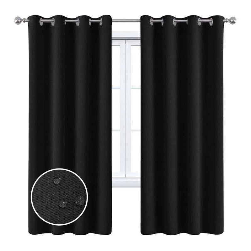 Rideaux occultants noirs élégants pour salon, design moderne avec œillets métalliques, idéaux pour une décoration intérieure épurée, offrent une protection contre la lumière extérieure, accent décoratif parfait pour chambre ou salle à manger, créent une ambiance chaleureuse et intime.