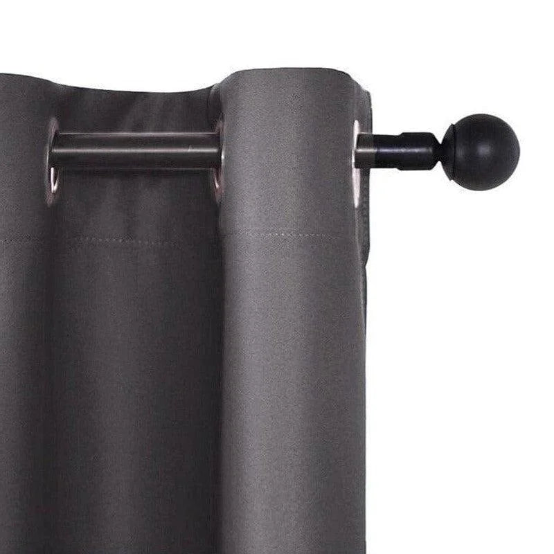 Rideau opaque gris avec œillets métalliques sur tringle noire, idéal pour bloquer la lumière et apporter une touche moderne à votre intérieur. Parfait pour les chambres et les salons nécessitant obscurité et intimité.