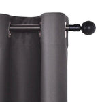 Rideau opaque gris avec œillets métalliques sur tringle noire, idéal pour bloquer la lumière et apporter une touche moderne à votre intérieur. Parfait pour les chambres et les salons nécessitant obscurité et intimité.