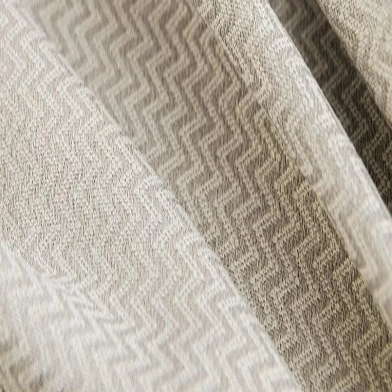 Texture textile avec motif chevron gris clair, idéale pour décoration intérieure moderne et élégante, offrant un style sophistiqué pour rideaux, coussins ou ameublement.