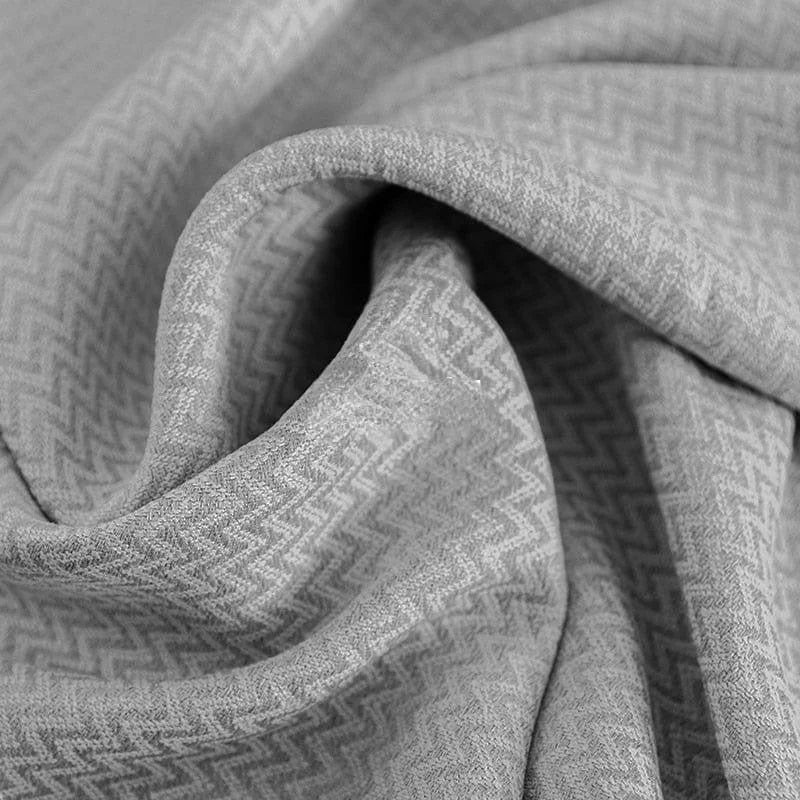 Tissu gris à motif chevrons pour décoration intérieure, idéal pour confection de rideaux ou projets personnalisés, apportant une touche d'élégance et de modernité à votre espace de vie.
