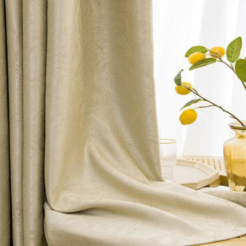 Rideau élégant beige pour un intérieur chic, offrant une ambiance lumineuse et accueillante. Idéal pour personnaliser votre décoration tout en ajoutant une touche sophistiquée. Disponible avec des accessoires déco tels qu'un vase et un bouquet d'agrume pour compléter l'ensemble.