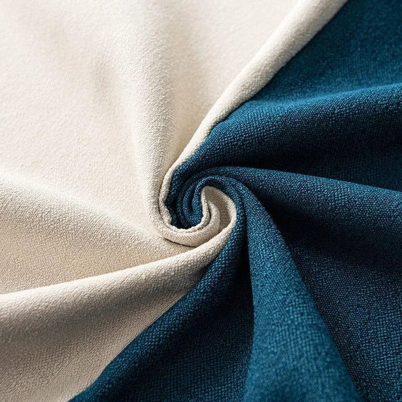 Image de tissu en deux couleurs, bleu profond et beige, disposé en spirale pour un effet esthétique et attrayant, idéal pour les projets de décoration intérieure ou les créations textiles personnalisées.