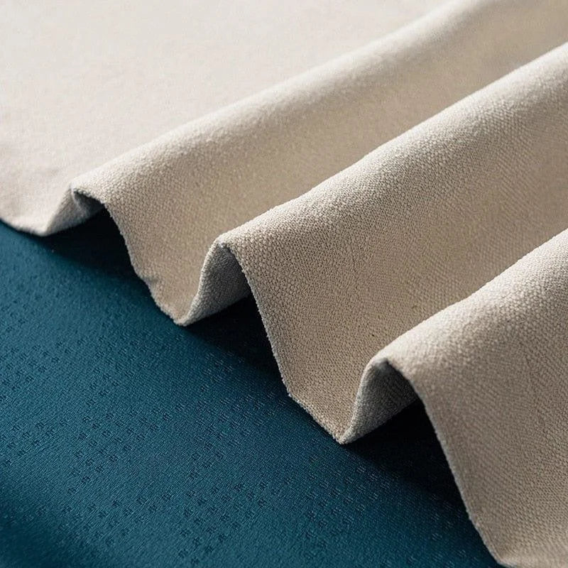Image de rideaux contemporains en teintes neutres avec un design élégant et texturé, parfaits pour apporter une touche moderne à votre intérieur. Idéal pour le salon, la chambre à coucher ou tout espace de vie nécessitant une ambiance chic et apaisante.