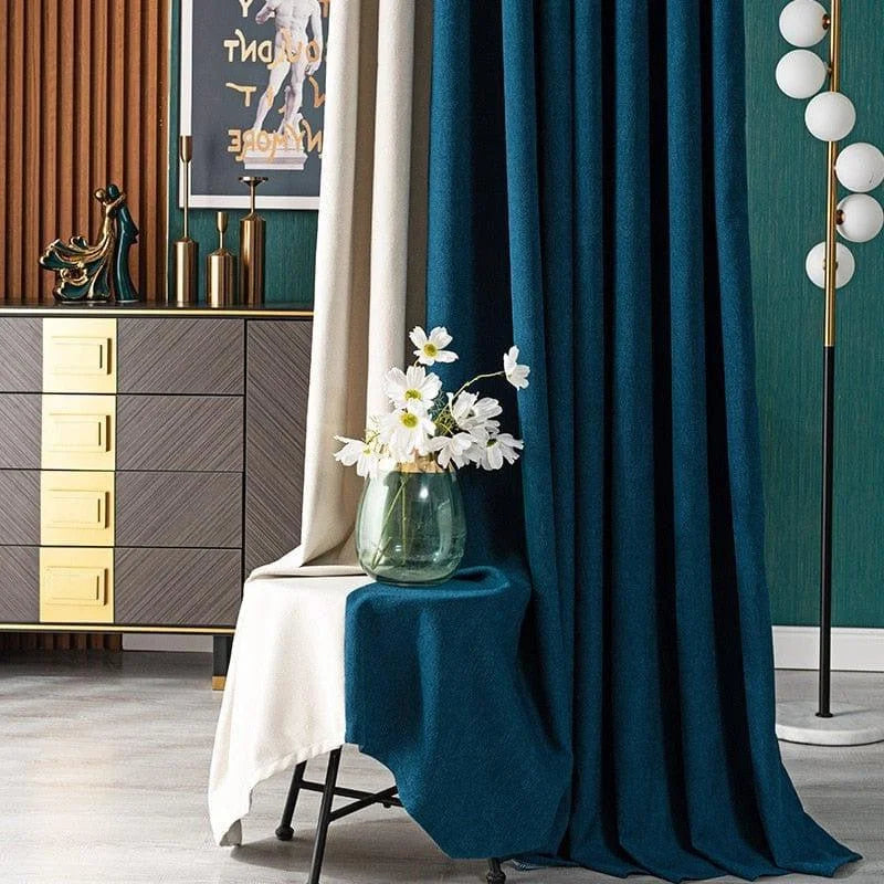 Rideaux élégants de couleur bleu foncé et beige, ajoutant une touche sophistiquée à la décoration intérieure. Le contraste saisissant entre les teintes renforce l'esthétique moderne de la pièce. Convient parfaitement pour les salons ou chambres, offrant un style contemporain et une ambiance chaleureuse. Décoration raffinée, idéale pour transformer l'espace avec élégance.