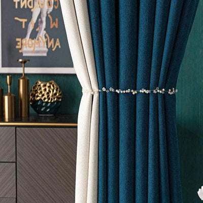 Rideaux élégants bleu foncé et blanc avec embrasse perle, idéale pour sublimer votre décoration intérieure. Transformez votre salon avec ces rideaux modernes qui apportent une touche de sophistication et de style. Complément parfait pour une chambre ou un séjour, ces rideaux créent une atmosphère chaleureuse et accueillante. Accessoire de décoration indispensable pour un intérieur raffiné.