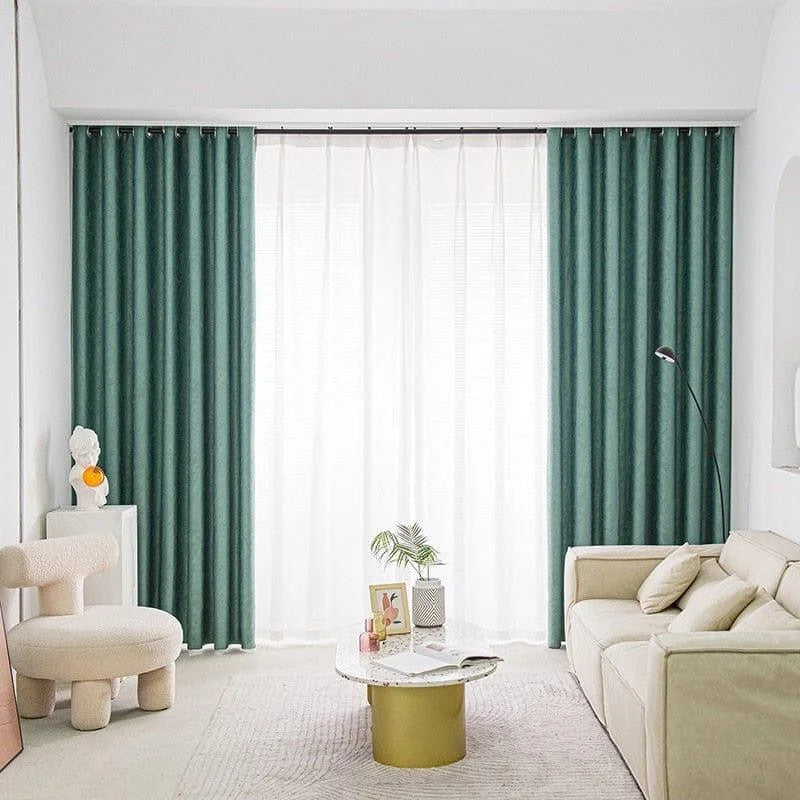 Rideaux élégants pour salon moderne, créant une atmosphère chaleureuse et raffinée. Décoration intérieure contemporaine avec mobilier stylé, incluant canapé beige, fauteuil design et table basse originale. Améliorez votre maison avec ces éléments de décoration chic et tendance pour un espace accueillant et confortable.