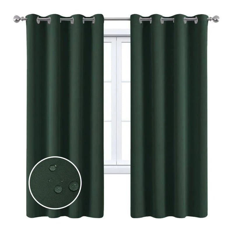 Rideaux occultants verts avec œillets pour une installation facile, parfaits pour bloquer la lumière et préserver l'intimité dans n'importe quelle pièce. Design élégant et moderne, idéal pour salons et chambres à coucher. Adapté à toutes les fenêtres, ce modèle assure confort et style à votre espace.