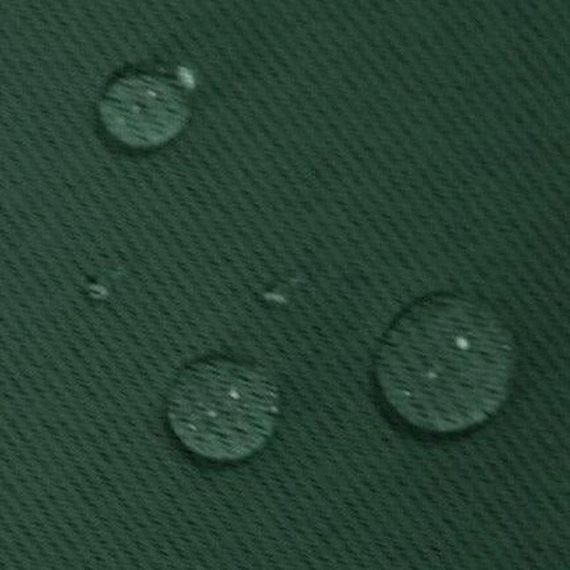 Gouttelettes d'eau sur une surface imperméable verte, illustrant l'efficacité d'un revêtement résistant à l'humidité, parfait pour les vêtements et accessoires en extérieur.