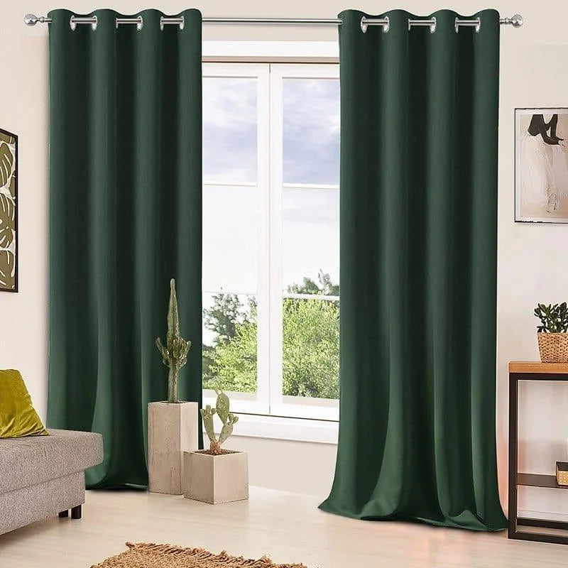Voilage élégant de couleur vert foncé pour salon moderne, apportant une touche de sophistication à votre espace. Rideaux longs avec œillets, parfaits pour contrôler la lumière et préserver l'intimité tout en ajoutant une décoration chic et contemporaine. Idéal pour une ambiance chaleureuse et accueillante.