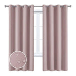 Rideau isolant rose clair pour fenêtre avec œillets métalliques, idéal pour la décoration intérieure moderne et la gestion de la lumière dans le salon ou la chambre. Parfait pour une ambiance élégante et chaleureuse.