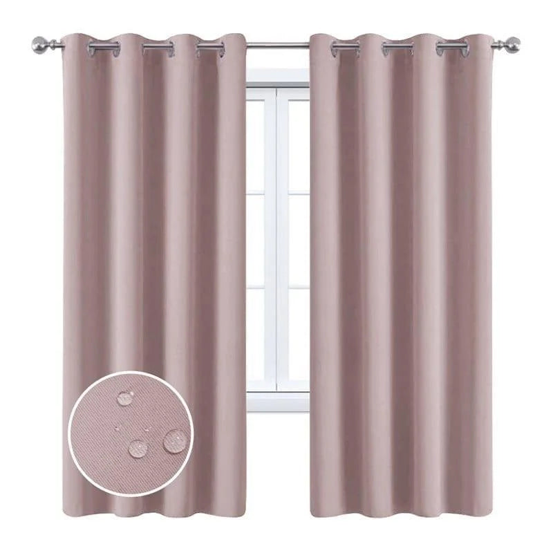 Rideau isolant rose clair pour fenêtre avec œillets métalliques, idéal pour la décoration intérieure moderne et la gestion de la lumière dans le salon ou la chambre. Parfait pour une ambiance élégante et chaleureuse.