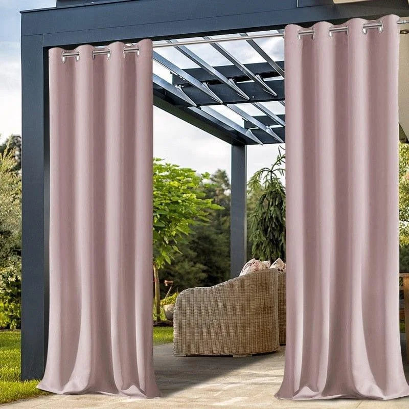 Rideaux d'extérieur élégants pour pergola, offrant une touche décorative et une protection solaire optimale pour vos espaces extérieurs. Solution idéale pour créer une ambiance intime et confortable dans votre jardin ou sur votre terrasse. Profitez de moments de détente à l'abri du soleil, tout en ajoutant une touche chic à votre décoration extérieure.
