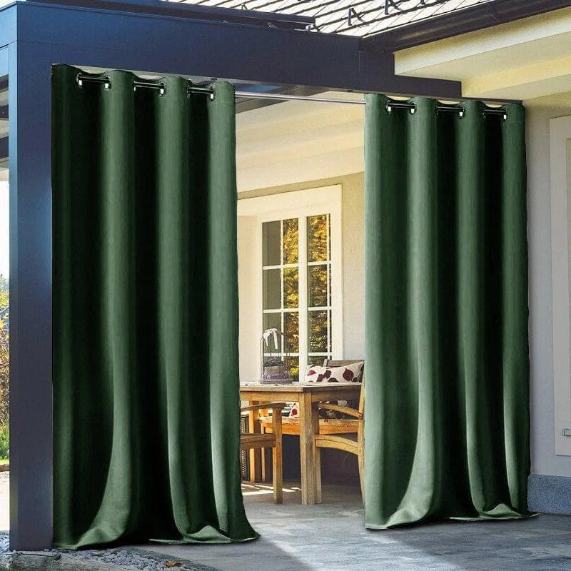 Rideaux extérieurs de couleur vert foncé offrant une solution élégante pour préserver l'intimité de votre terrasse ou jardin. Idéals pour créer un espace ombragé et abrité, ces rideaux conviennent parfaitement à une utilisation en extérieur. Transformez votre espace de vie extérieur avec ces rideaux raffinés qui ajoutent du charme et du confort à votre environnement extérieur.