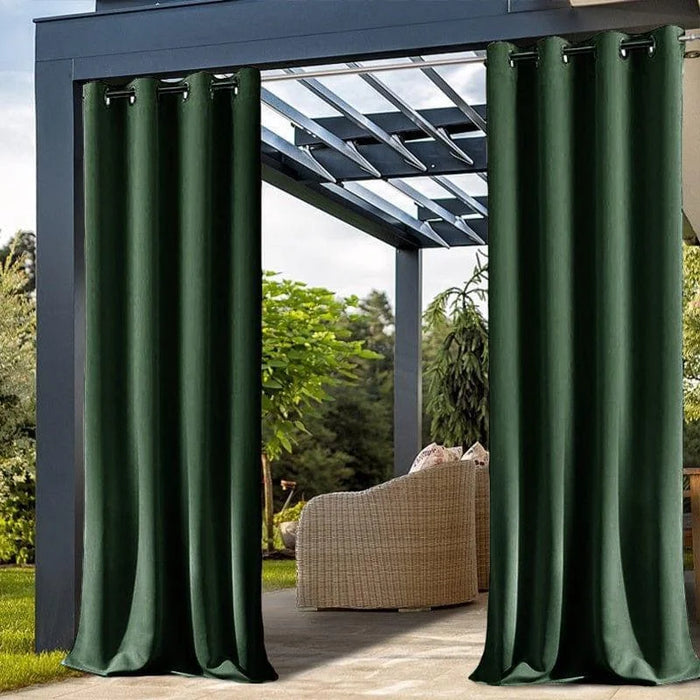 Rideaux extérieurs élégants vert foncé pour pergola, créant un espace ombragé et intime sur la terrasse. Accessoire parfait pour un jardin moderne, ces rideaux apportent une touche de sophistication à votre espace extérieur. Idéal pour profiter d'un après-midi tranquille en plein air.