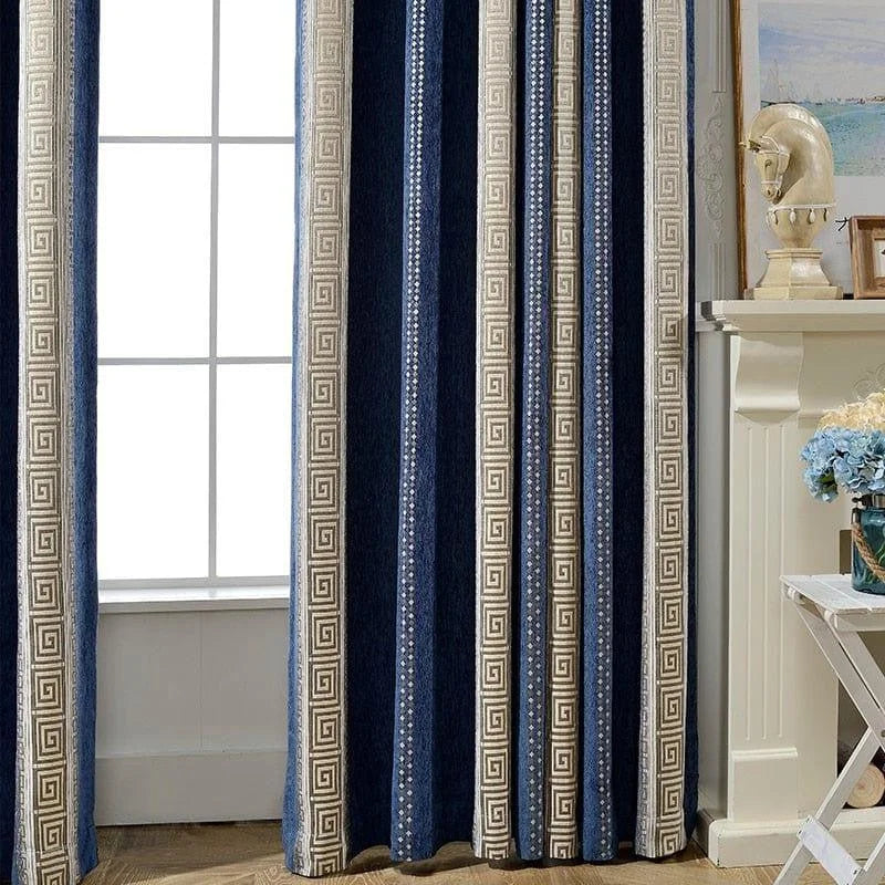 Rideau élégant à motif géométrique et couleur bleue, idéal pour ajouter une touche sophistiquée à votre intérieur. Convient parfaitement au salon ou à la chambre, offrant à la fois fonctionnalité et esthétisme. Ce rideau embellit l'espace tout en préservant l'intimité. Design moderne adapté aux décors contemporains.