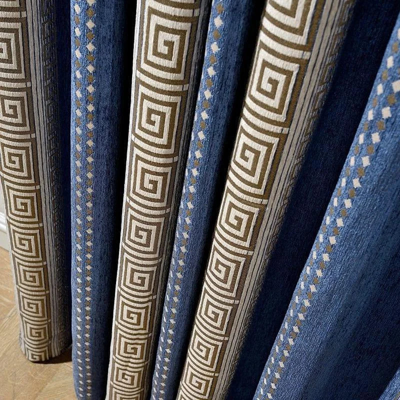Rideaux élégants avec motifs géométriques grecs en blanc sur fond bleu, ajoutant une touche classique et raffinée à votre intérieur. Idéal pour sublimer salon, chambre ou bureau avec style et sophistication.