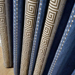 Rideaux élégants avec motifs géométriques grecs en blanc sur fond bleu, ajoutant une touche classique et raffinée à votre intérieur. Idéal pour sublimer salon, chambre ou bureau avec style et sophistication.