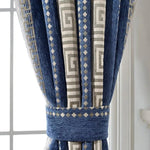 Rideau élégant avec motifs géométriques bleus et blancs, idéal pour ajouter une touche moderne à votre intérieur. Ce rideau décoratif accroît l'attrait visuel des salons et chambres, tout en offrant une ambiance chaleureuse et sophistiquée.