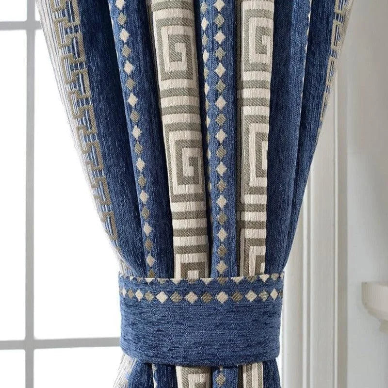 Rideau élégant avec motifs géométriques bleus et blancs, idéal pour ajouter une touche moderne à votre intérieur. Ce rideau décoratif accroît l'attrait visuel des salons et chambres, tout en offrant une ambiance chaleureuse et sophistiquée.
