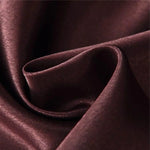 Texture luxueuse et brillante, plissage élégant, tonalité marron riche, mise en valeur de la subtilité et de la sophistication, idéal pour une décoration d'intérieur raffinée ou des créations vestimentaires élégantes.