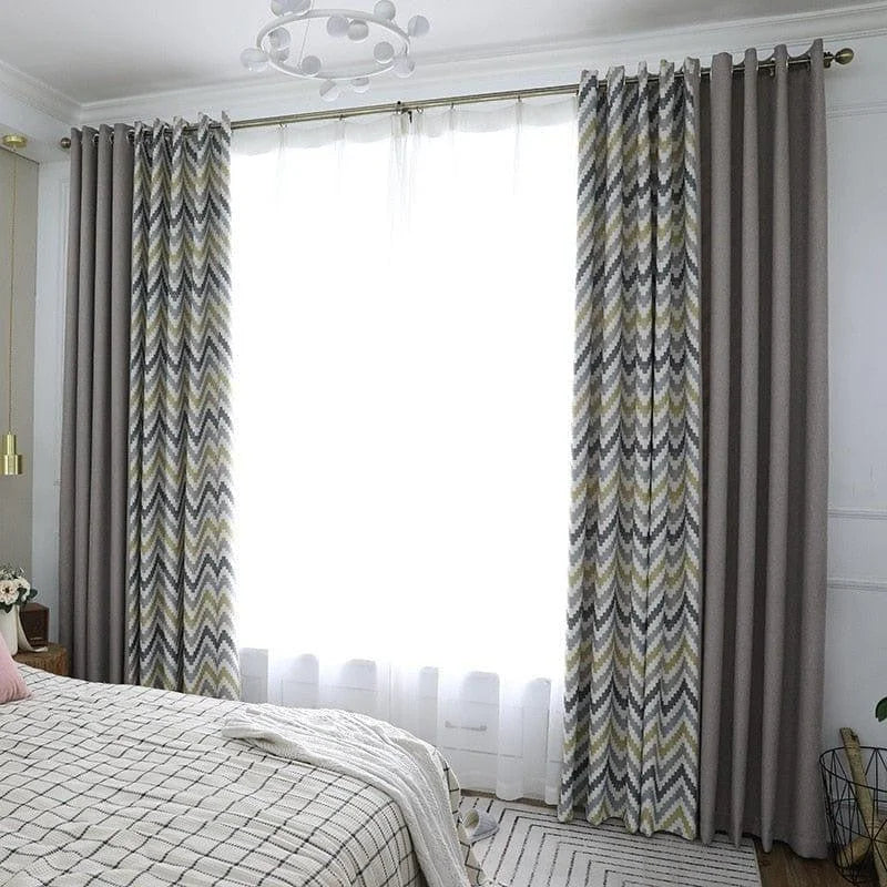 Rideaux élégants à motifs géométriques pour salon moderne, intégrant des couleurs neutres et des nuances grises, offrant une ambiance chaleureuse et accueillante, parfaits pour améliorer la décoration intérieure et optimiser la luminosité naturelle.