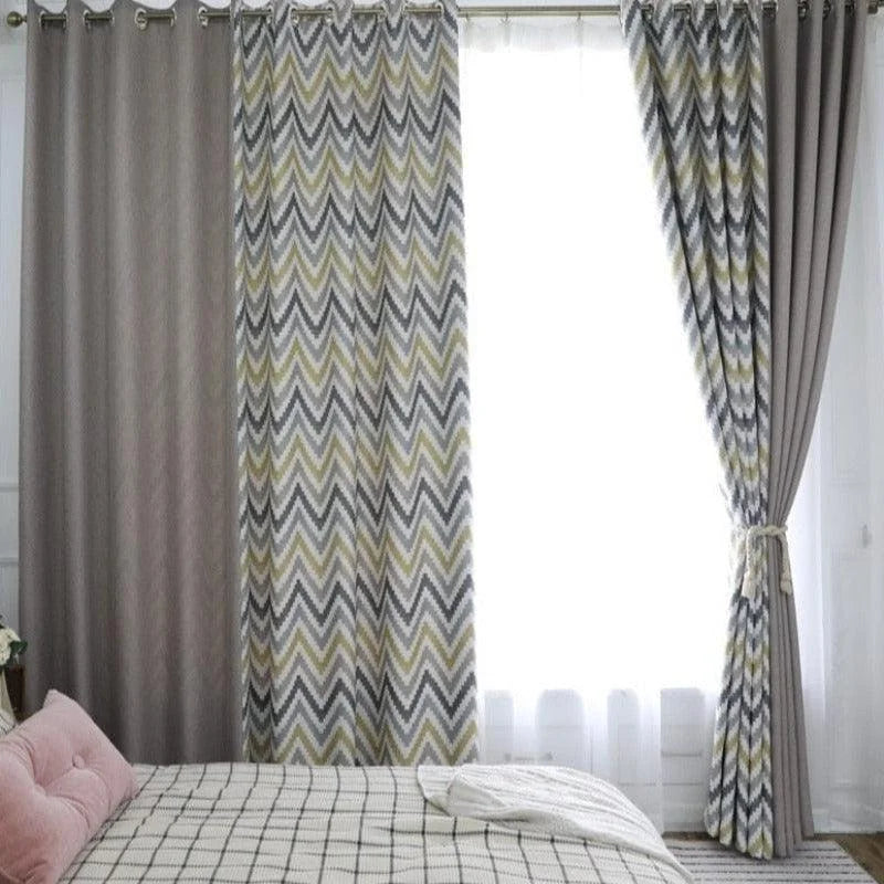 Rideaux modernes et élégants à motifs chevrons avec des tons gris et beige, parfaits pour ajouter une touche de style à la décoration d'une chambre. Ils se marient bien avec un décor sobre et apportent une ambiance chaleureuse et contemporaine à votre intérieur. Optimisez l'éclairage naturel tout en assurant l'intimité grâce à ces superbes rideaux.