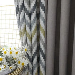 Rideaux modernes avec motif à chevrons géométriques, combinant des tons gris, verts et blancs, parfaits pour créer une ambiance contemporaine dans votre intérieur. Élément décoratif idéal pour le salon ou la chambre, ces rideaux apportent une touche élégante et raffinée à votre espace de vie.