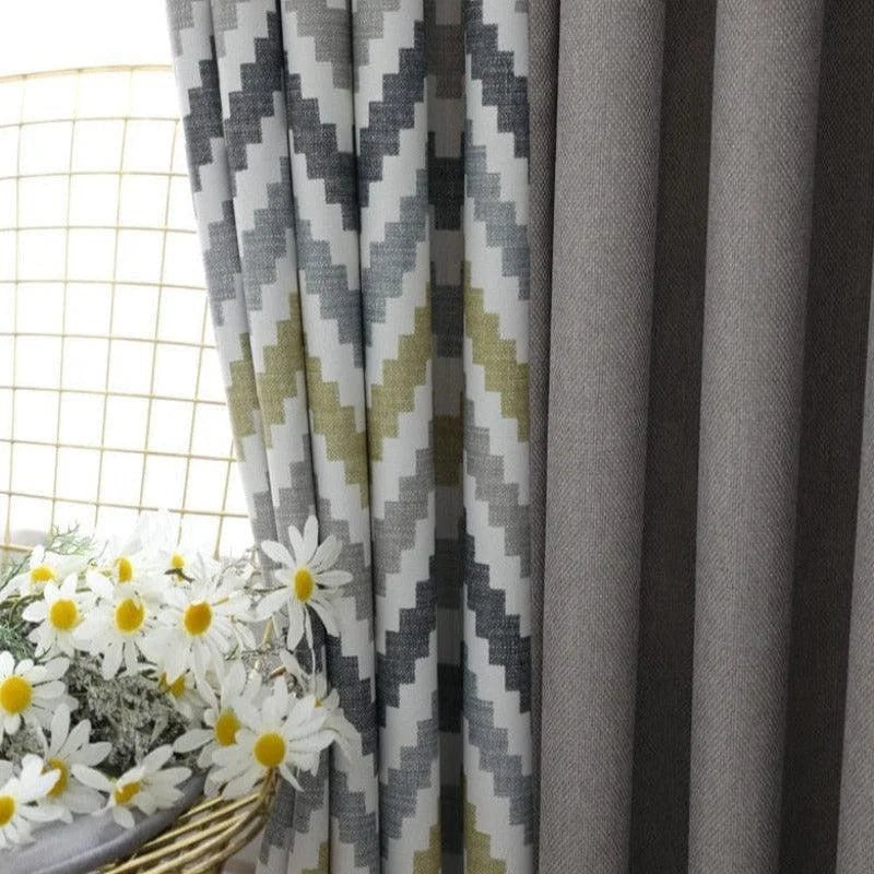 Rideaux modernes avec motif à chevrons géométriques, combinant des tons gris, verts et blancs, parfaits pour créer une ambiance contemporaine dans votre intérieur. Élément décoratif idéal pour le salon ou la chambre, ces rideaux apportent une touche élégante et raffinée à votre espace de vie.