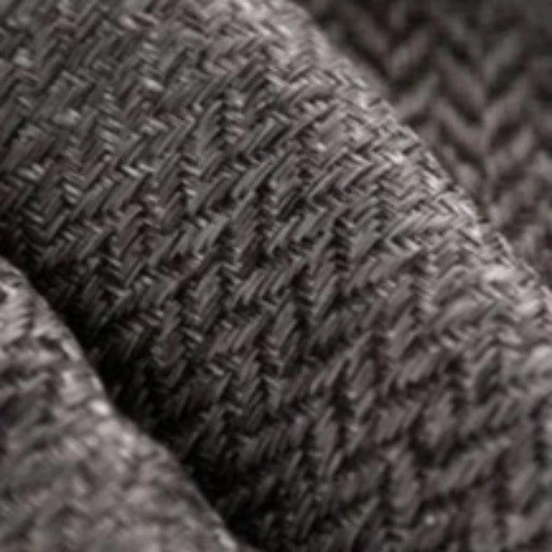 Gros plan sur un textile avec motif tissé gris, idéal pour ajouter une touche élégante et moderne à tout intérieur ou vêtement, soulignant une qualité de fabrication soignée.