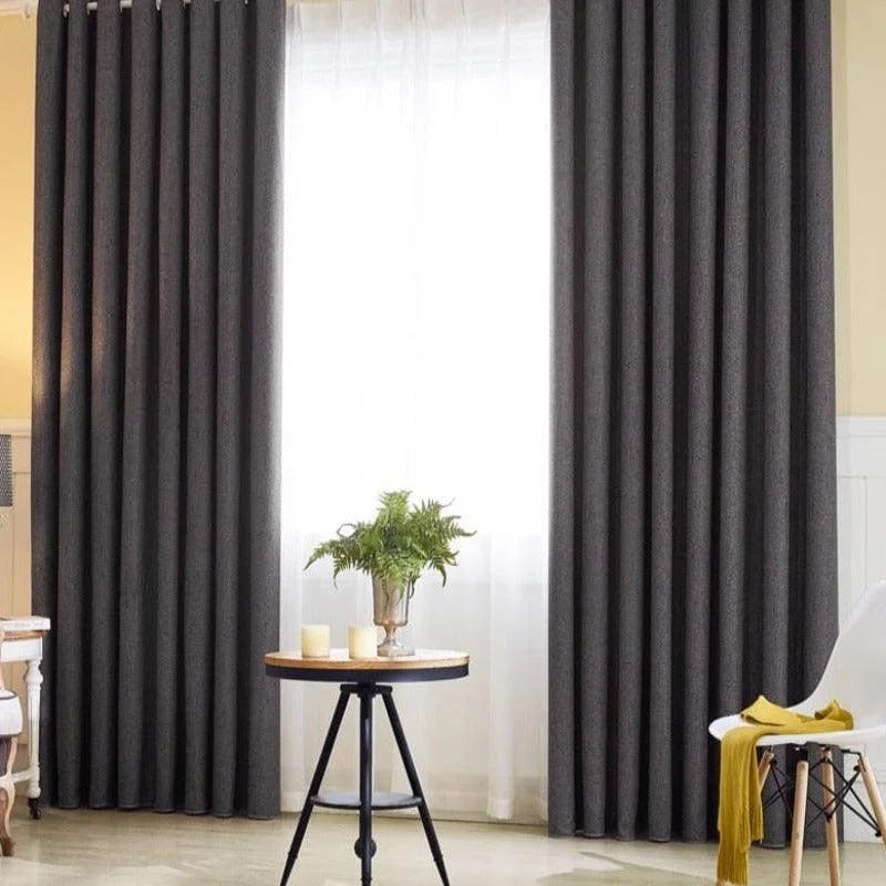 Rideaux obscurcissants gris foncé pour une décoration moderne et élégante. Parfaits pour chambre ou salon, ces rideaux offrent une solution esthétique pour contrôler la lumière et créer une atmosphère apaisante. Optimisés pour une installation facile, ils ajoutent une touche de sophistication à votre intérieur.
