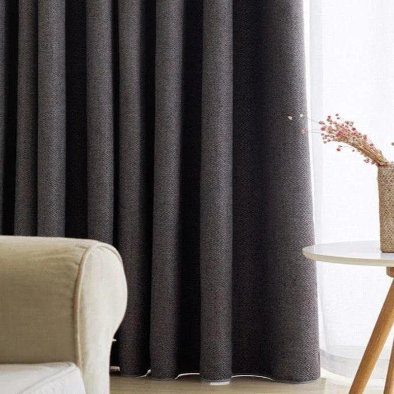 Rideaux opaques noirs pour salon, ambiance moderne et élégante. Design chic complétant le mobilier clair et décor minimaliste. Parfait pour bloquer la lumière et améliorer l'intimité de la pièce. Accessoire idéal pour un intérieur sophistiqué et cosy.