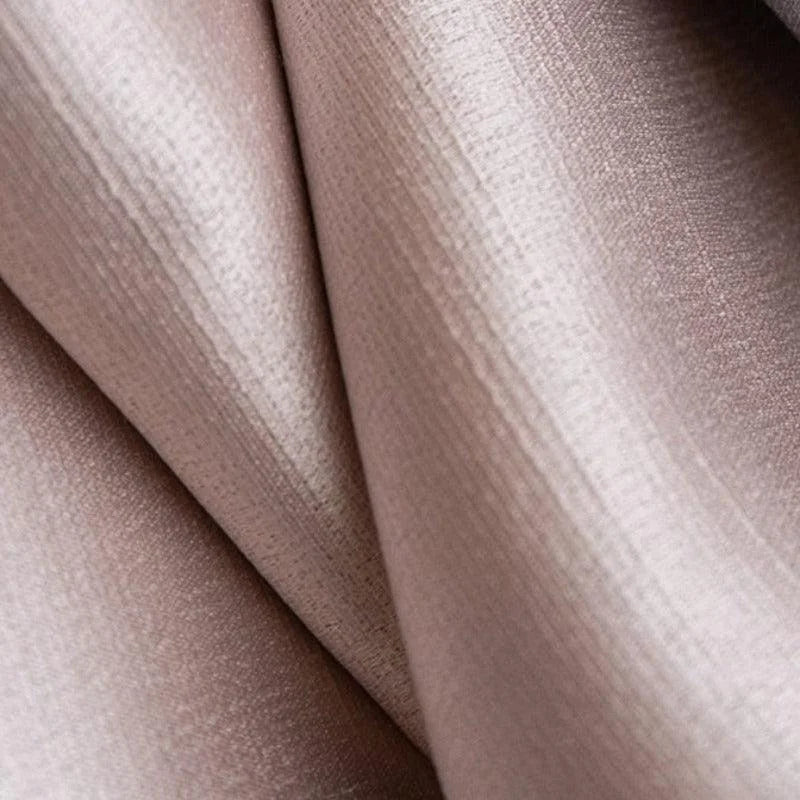 Gros plan sur un tissu de couleur neutre au fini doux et élégant, idéal pour la décoration intérieure. Design raffiné et texture luxueuse pour une touche sophistiquée dans tout espace de vie.