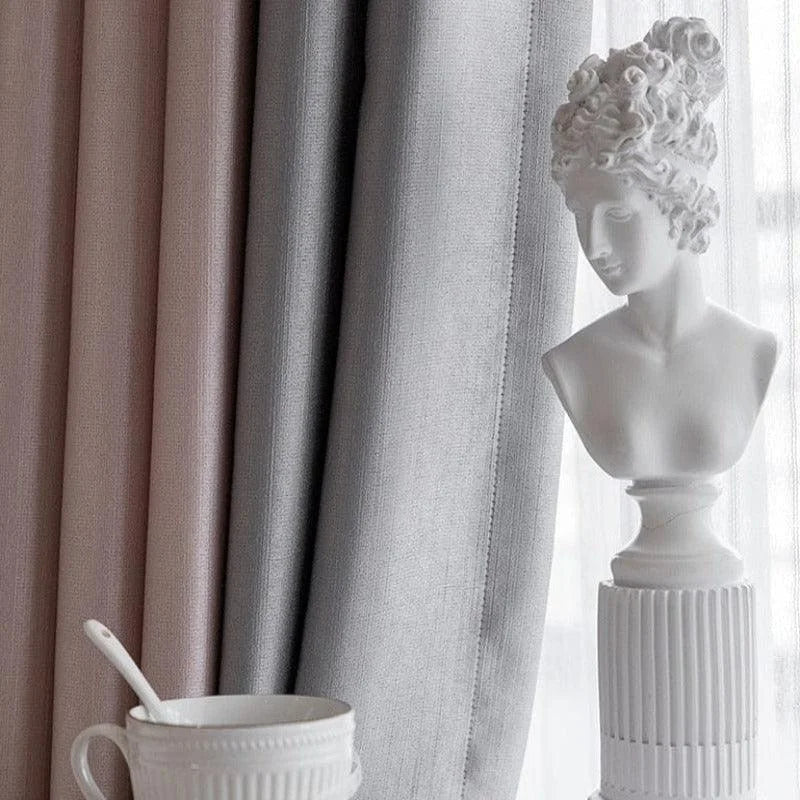Buste blanc élégant sur fond de rideaux crème et gris, décoration intérieure raffinée, parfaite pour ajouter une touche artistique et sophistiquée à votre espace de vie. Accompagnez votre décor d'une tasse de café stylisée pour un moment de détente impeccablement chic.