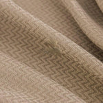 Texture de tissu en motif chevron beige pour décoration intérieure élégante, idéal pour rideaux, coussins et ameublement tendance. Offrez une touche moderne à votre espace avec ce design raffiné et intemporel.