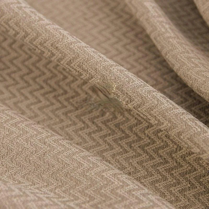 Texture de tissu en motif chevron beige pour décoration intérieure élégante, idéal pour rideaux, coussins et ameublement tendance. Offrez une touche moderne à votre espace avec ce design raffiné et intemporel.