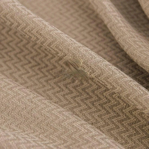 Texture de tissu en motif chevron beige pour décoration intérieure élégante, idéal pour rideaux, coussins et ameublement tendance. Offrez une touche moderne à votre espace avec ce design raffiné et intemporel.