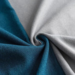 Textile deux couleurs, bleu et gris, avec un pli élégant au centre. Tissu design moderne idéal pour la décoration intérieure. L'image montre les nuances et textures du matériau, parfait pour un usage domestique ou professionnel.