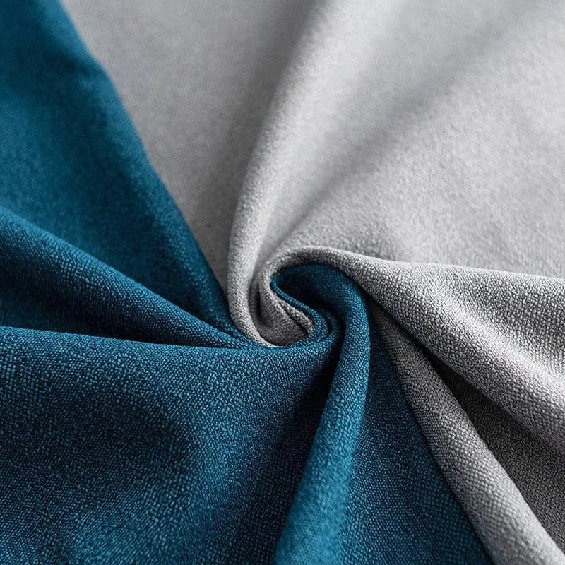 Textile deux couleurs, bleu et gris, avec un pli élégant au centre. Tissu design moderne idéal pour la décoration intérieure. L'image montre les nuances et textures du matériau, parfait pour un usage domestique ou professionnel.