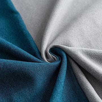 Textile deux couleurs, bleu et gris, avec un pli élégant au centre. Tissu design moderne idéal pour la décoration intérieure. L'image montre les nuances et textures du matériau, parfait pour un usage domestique ou professionnel.